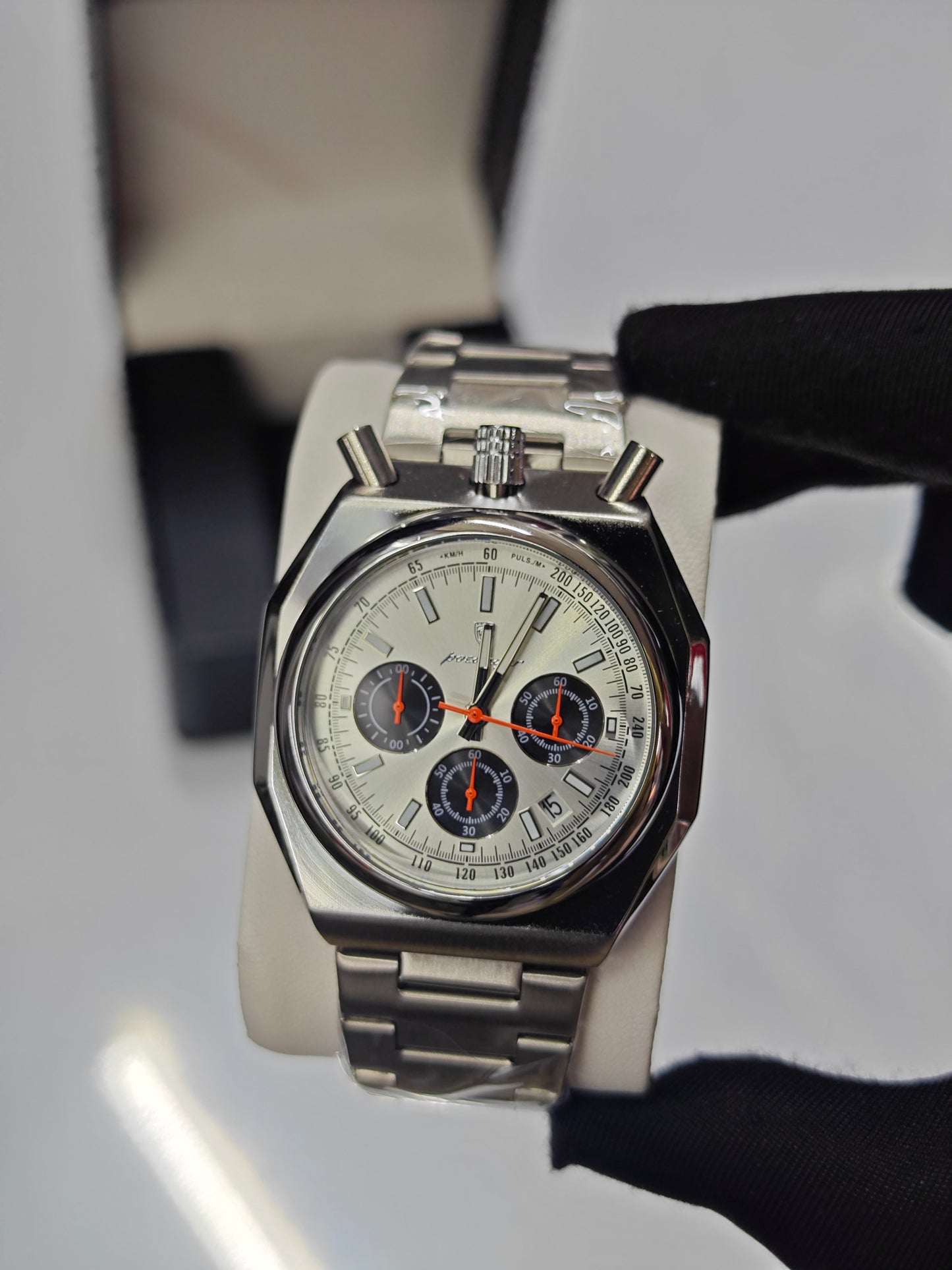 Poedagar Model 897B chronograph watch