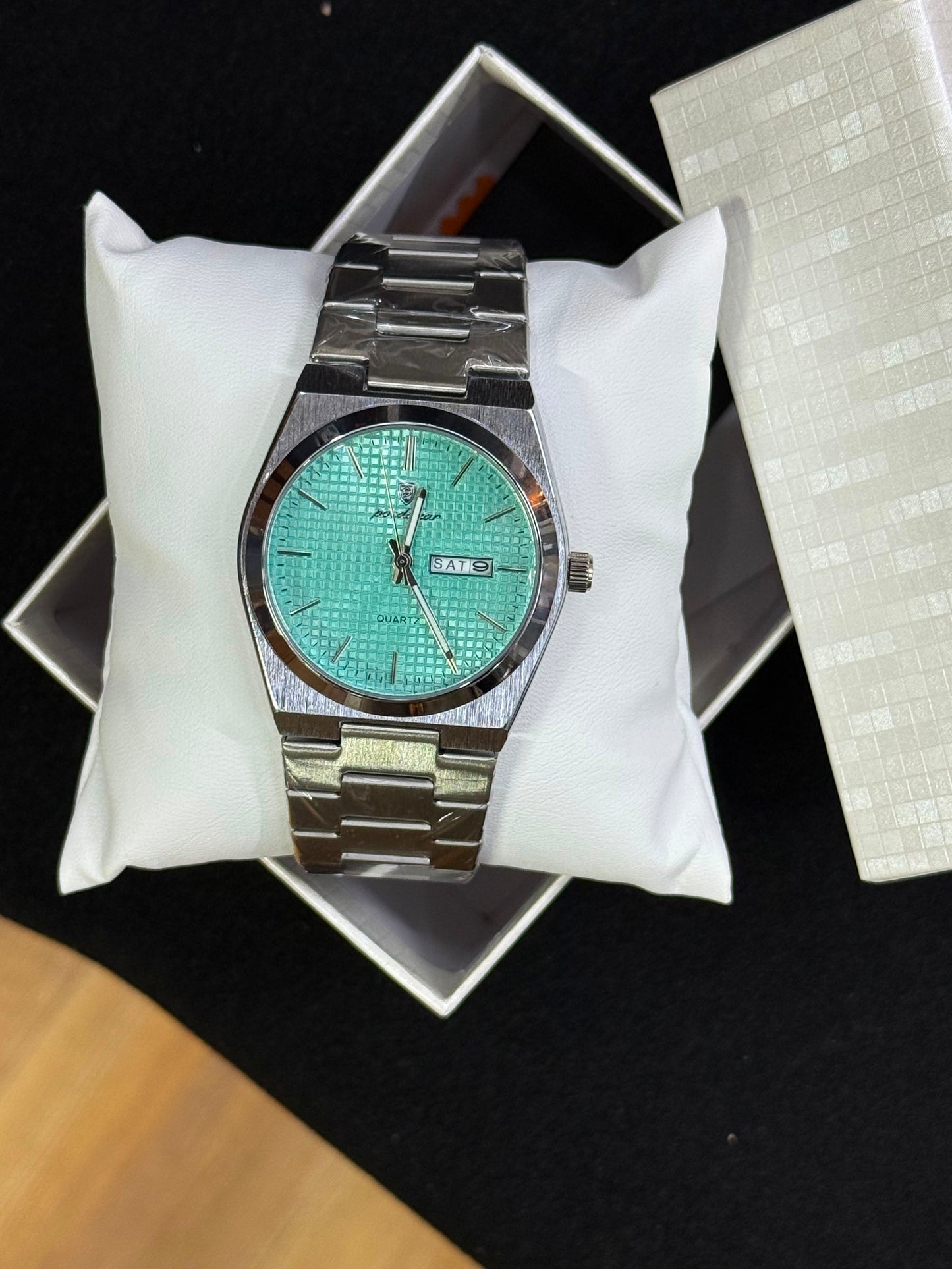 Poedagar 821 Robin Blue day and date daily wear timepiece
